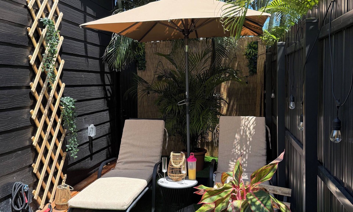 Lake Worth House | Tropical Cottage