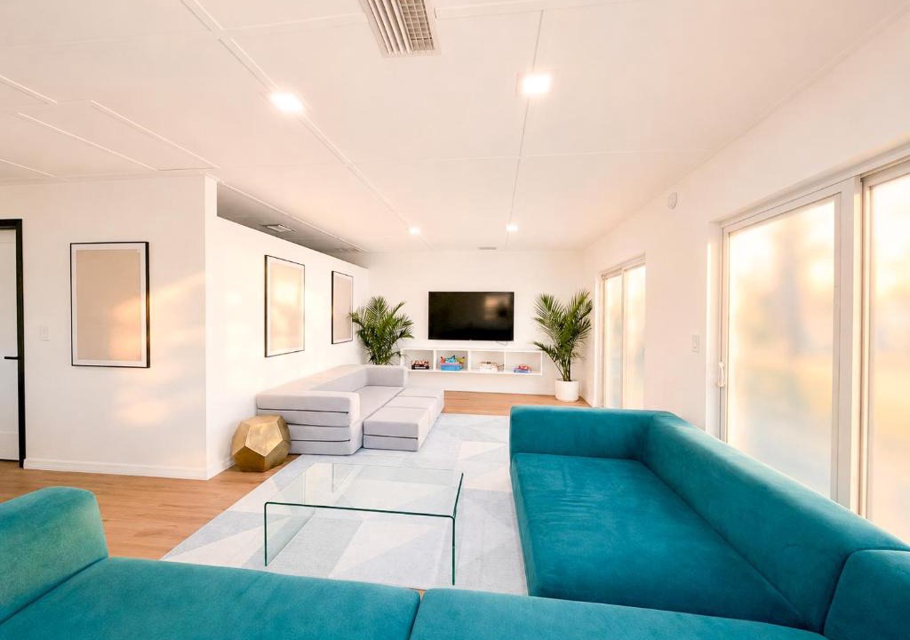 Whitfield House | Tropical Luxe Villa-Near Airport, Minutes to Lido key beach, Downtown and Dining