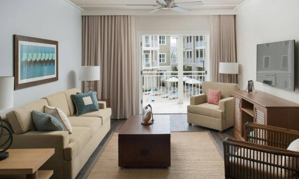 Holmes Beach Hotel | Two-Bedroom Villa w/Balcony and Pool Near AMI Sunset Spots & Kayak Launch