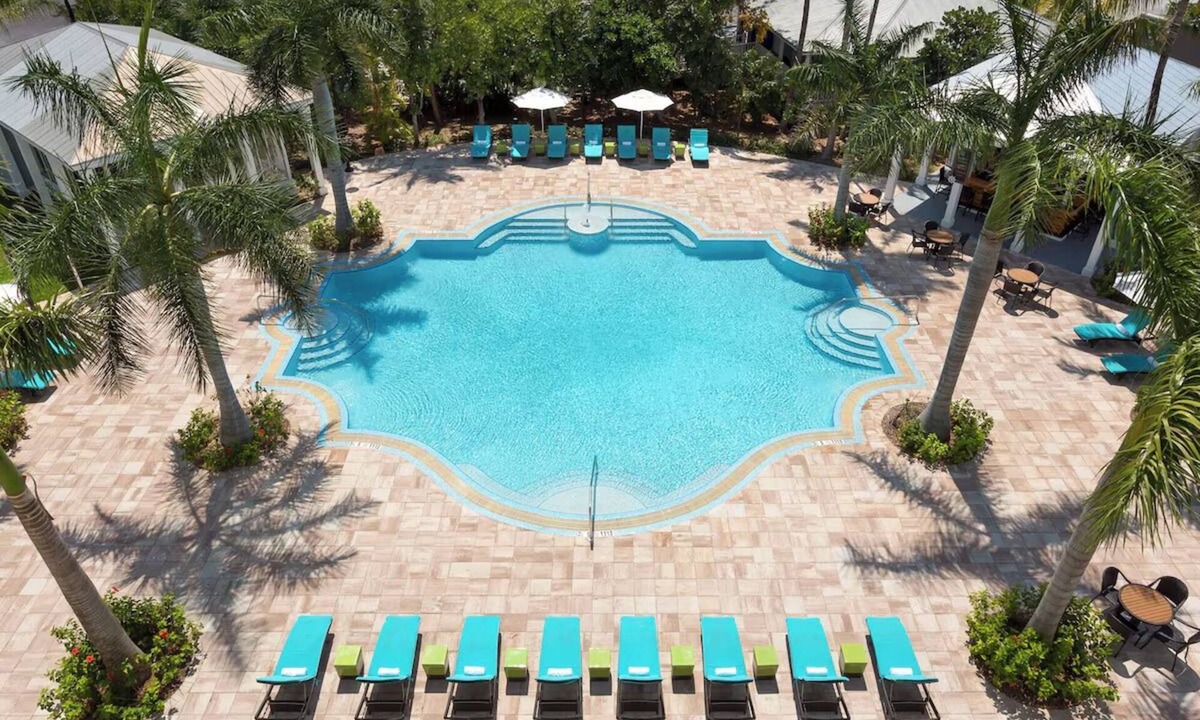 New Town Hotel | Two Rooms w/2 Queen beds at Blue Flamingo Resort Key West l 2 Pools & Shuttle