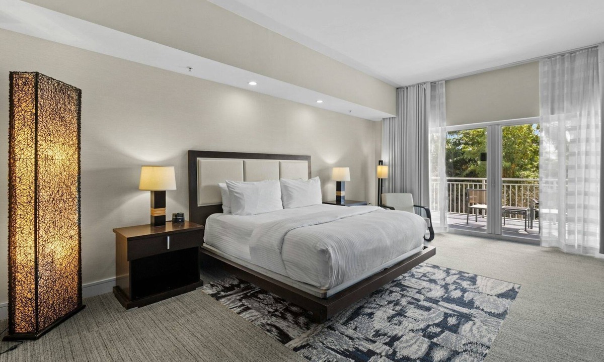 Doral Villa | Two-Story 3BR Villa w/Kitchen | Pool, Spa & Gym