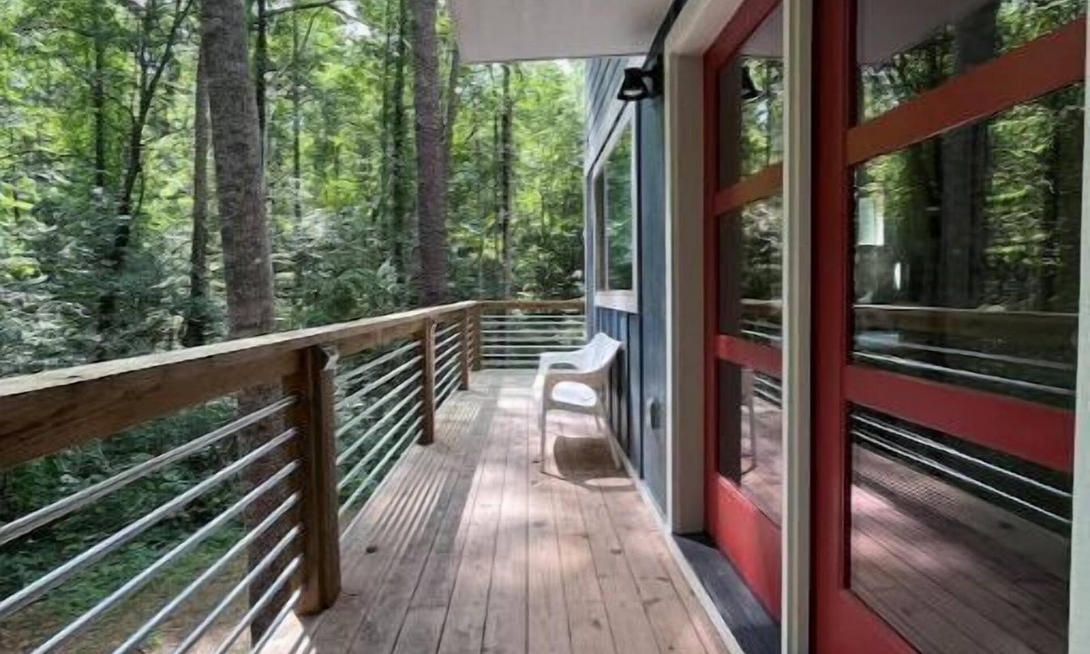 Swannanoa House | Unique Container Home 15 min to Asheville – Walk to Warren Wilson, Pet Friendly!