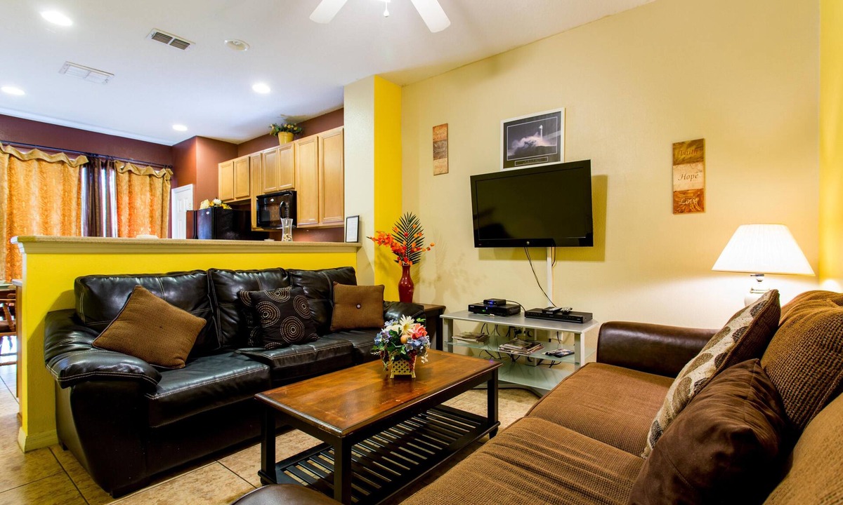 Crestwynd Bay House | Unit 10 | 3BR Home | 2 Mi to Disney | Pet Friendly | Heated Pool | Gated