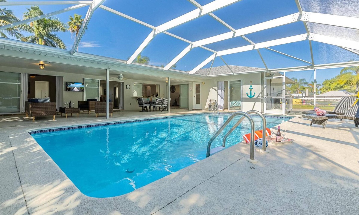 Caloosahatchee House | Unplug & Unwind, Pet-friendly & Spacious Pool -Villa Piper's Paradise - Roelens Vacations