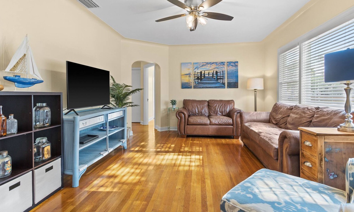 United Central House | unusually private centrally located historic bugalow