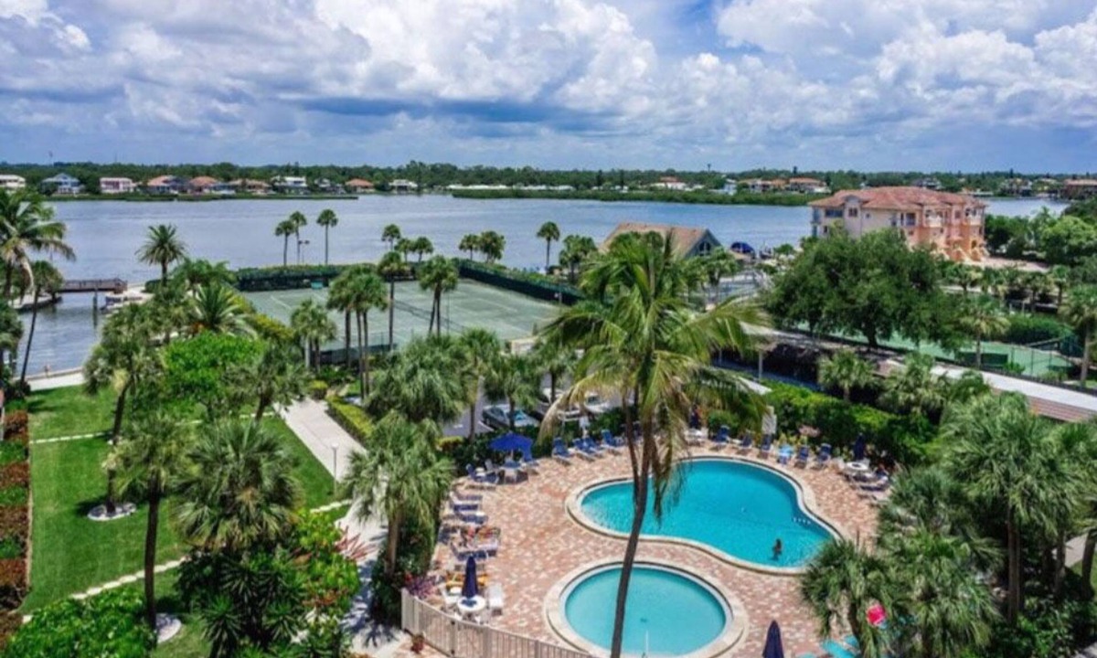 Siesta Key Condo | Updated Condo- Harbor Tower- 5 min walk to beach!