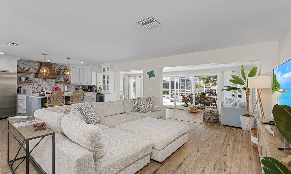 Yacht Club House | Updated Gulf access yacht club heated pool home!