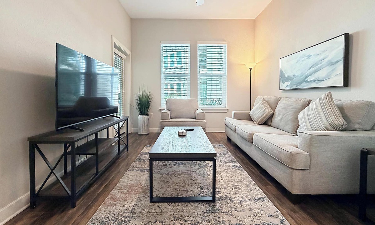 Carver City - Lincoln Gardens Apartment | Upscale 1 BR Apt in Westshore, Courtyard Views