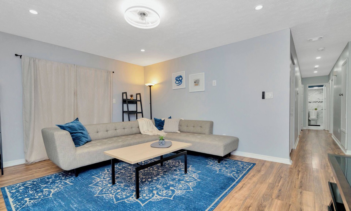 Seffner Community Alliance House | Upscale Family Oasis: Serene Location ~ Pool ~ Parking