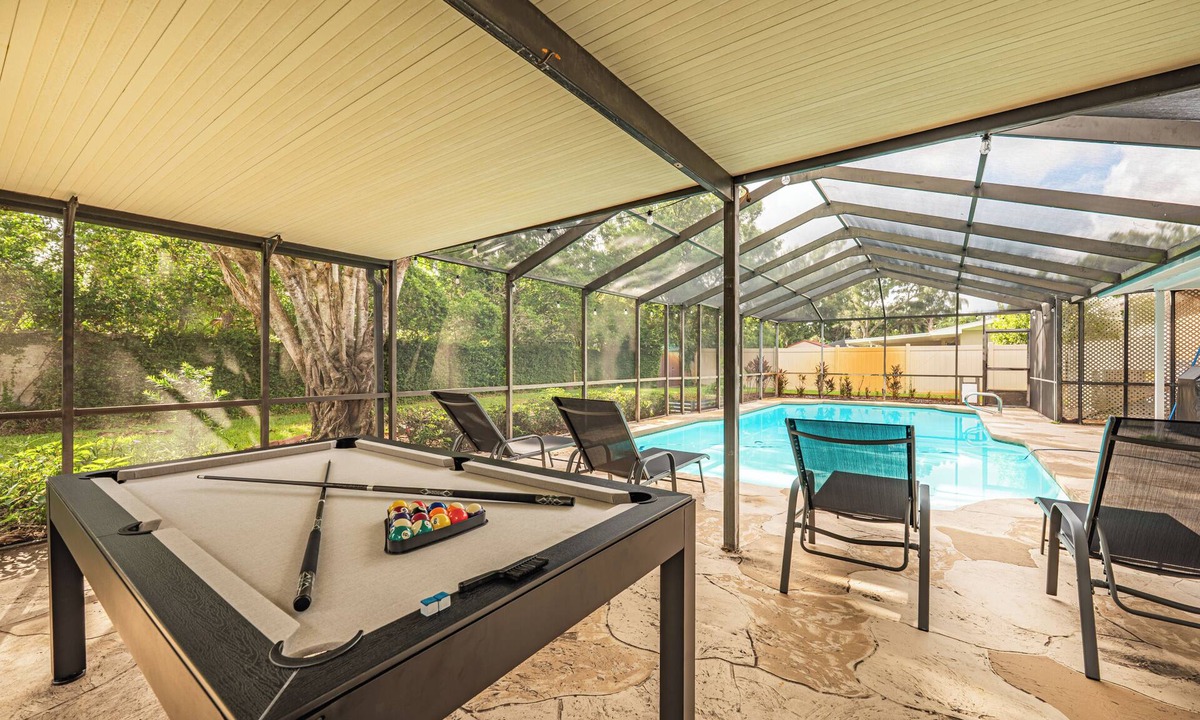 Lake Magdalene House | Upscale Pool Retreat+Sleeps 12+King Beds+Renovated