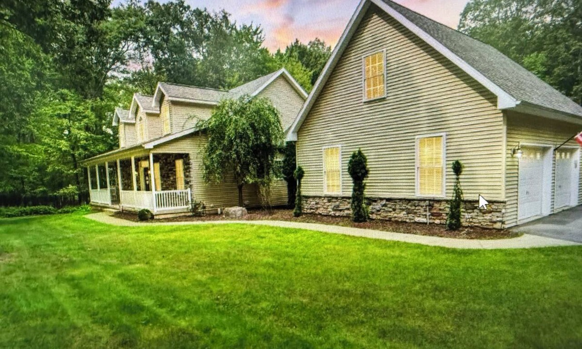Mountain Top House | Vacation/Executive rental . Charming 3-bedroom furnished house in Mountain Top