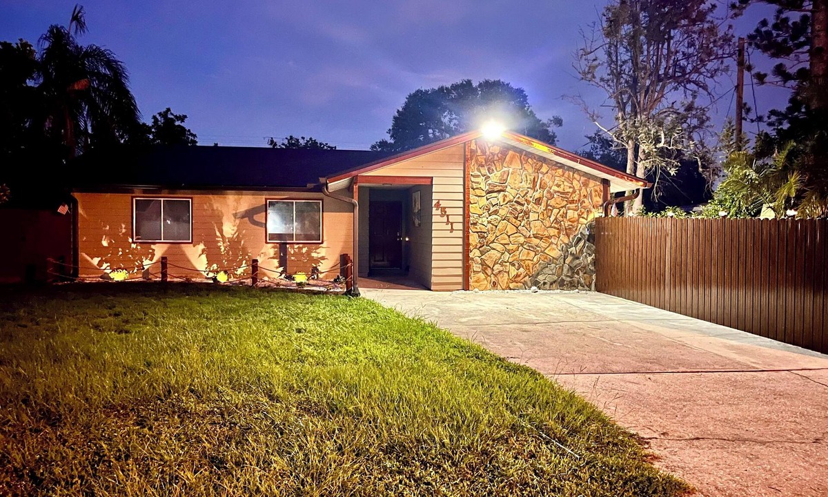 Trailer Estates House | Vacation Home With POOL and BBQ Near Anna Maria Island
