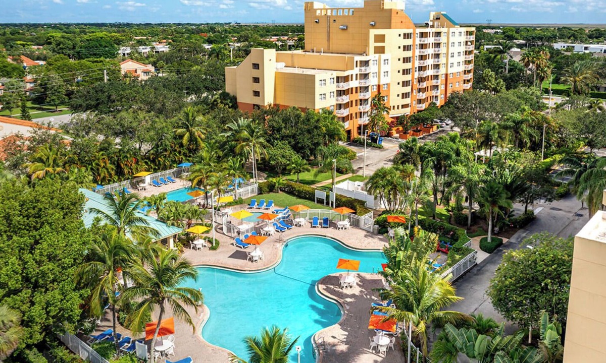 Weston Condo | Vacation Village at Bonaventure Studio Unit Friday Check-In