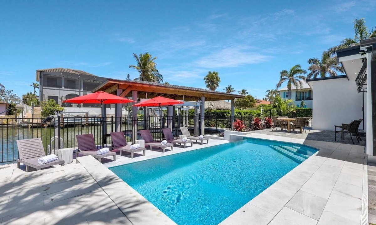 Connors House | 🌴 Vanderbilt on the Water | NEW Saltwater Pool 7-Hole Mini Golf Canal Front Retreat