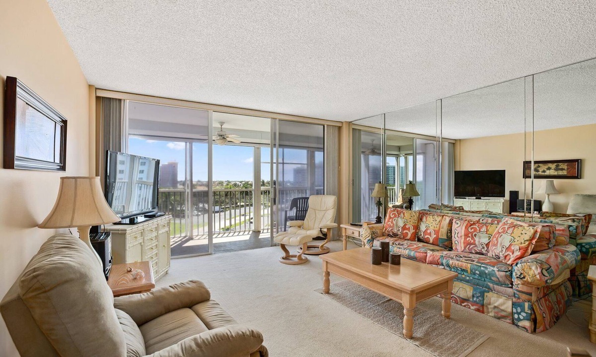 Vanderbilt Beach Condo | Vanderbilt Towers - Walk to the Beach!