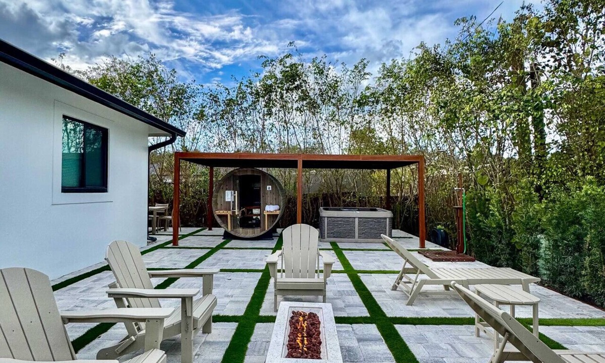 East Naples House | ` Velvet Bloom ` unique location 3mil to Downtown
