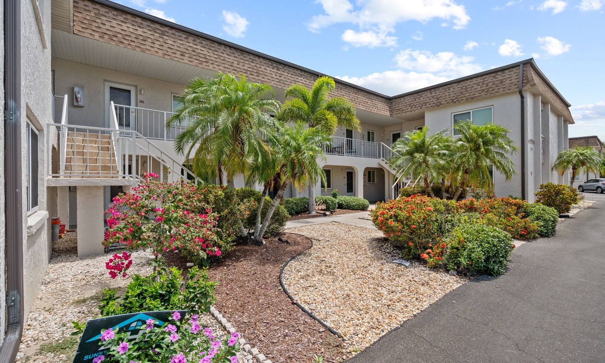 Golden Beach Condo | Venice Island Beach Escape. 1 Minute Walk to Private Beach! Just Renovated!