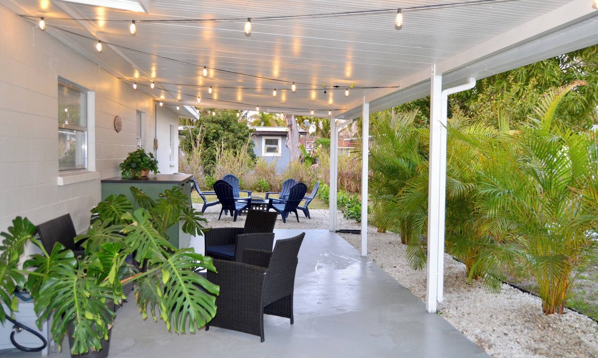 Fort Myers House | Vibrant Cuban Style 3BR with AC near Beach & Downtown