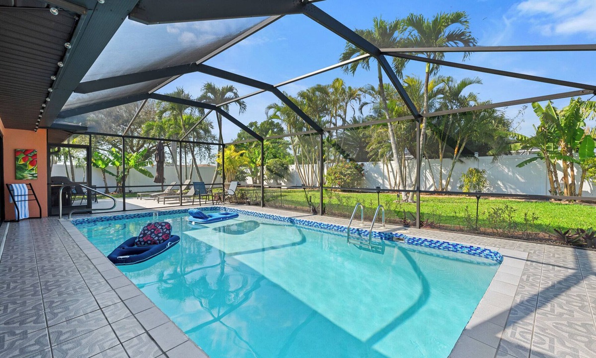 Caloosahatchee Villa | Villa Beachy Breeze - Heated Pool Home in Cape Coral - fence!