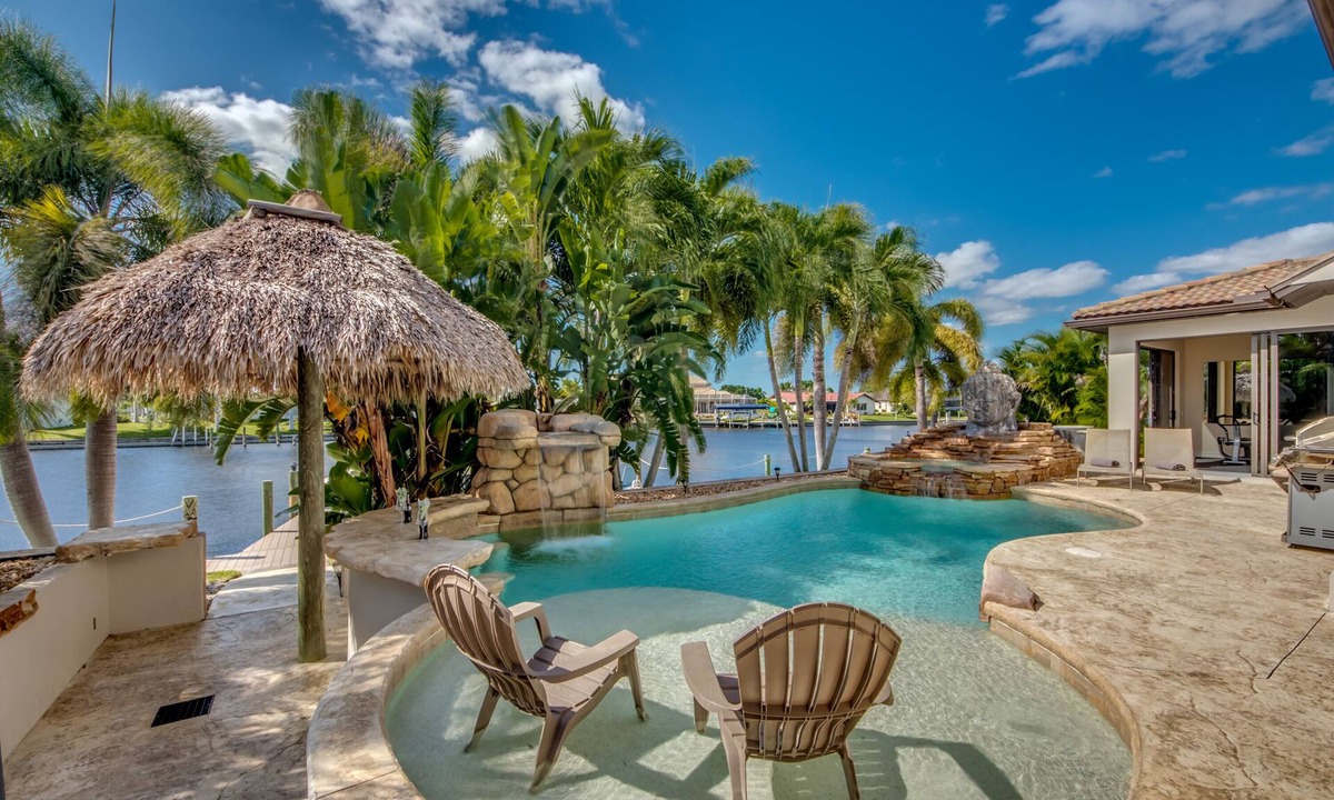Caloosahatchee Villa | Villa Dolphin´s Surf, upscale, water view, gym, pool/hot tub, boaters dream