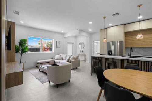 Flagami Villa | Villa Gabriel Modern, Family Home Just 15 minutes downtown Miami