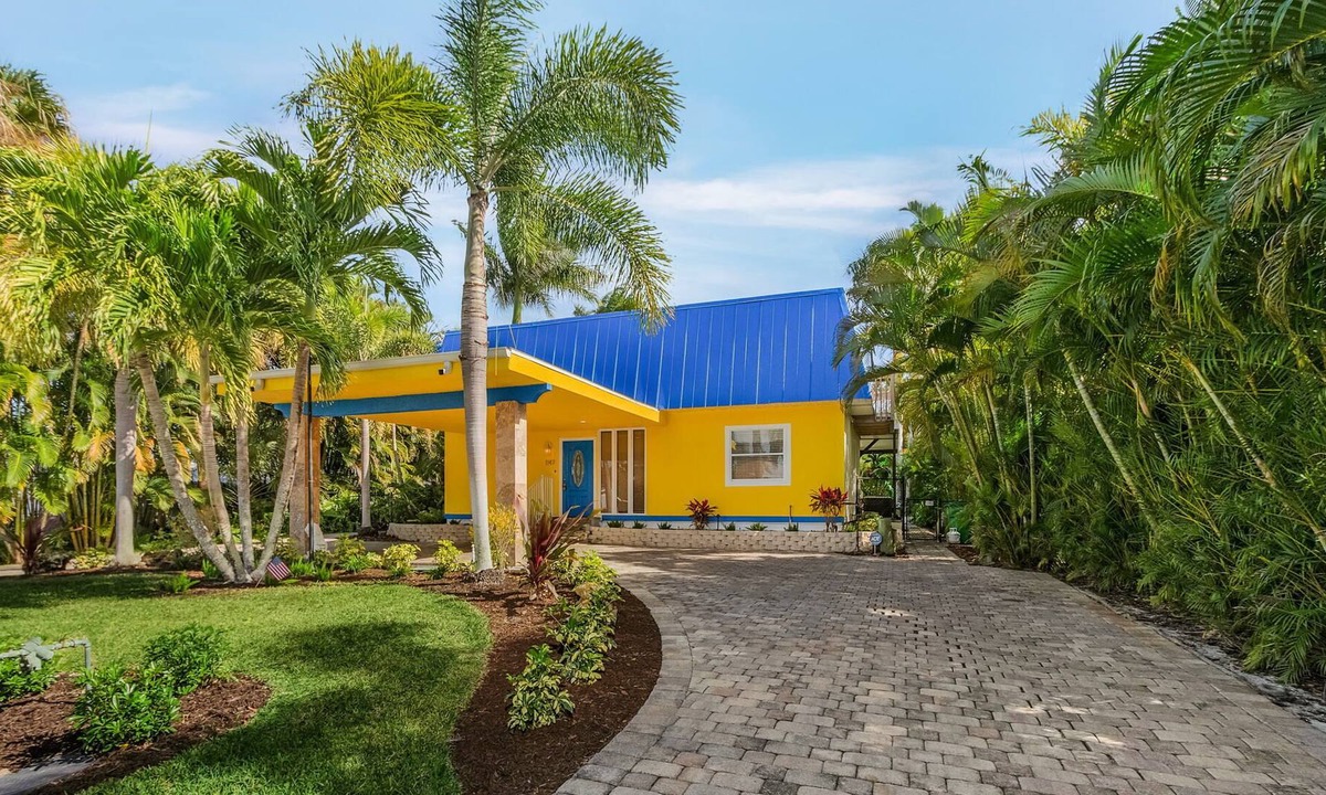East Naples Villa | VILLA RAINBOW Heated Pool Close to 5th Ave & Beach