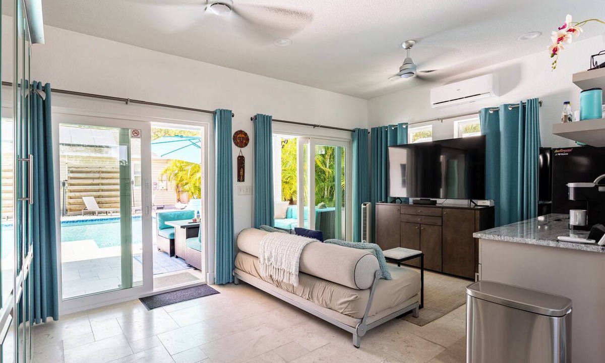 United Central Apartment | Villa Splash! Centrally located in St Pete. A studio efficiency w/private pool