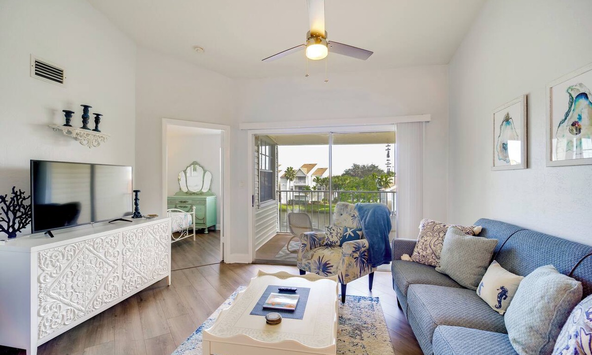 Ocean Side Village Condo | Walk to Canova Beach Park: Couple's Coastal Condo
