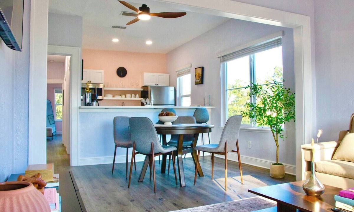 Riverside Heights House | Walk to Tampa Riverwalk King Bed Free Parking