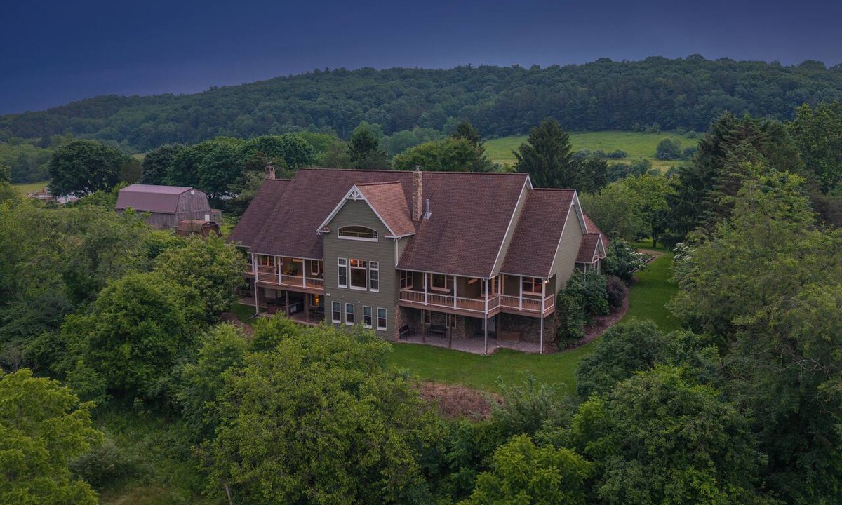 Walker Lake Cabin | Walker Lake Lodge | Pickleball Court + Joins Walker Lake + Hot Tub