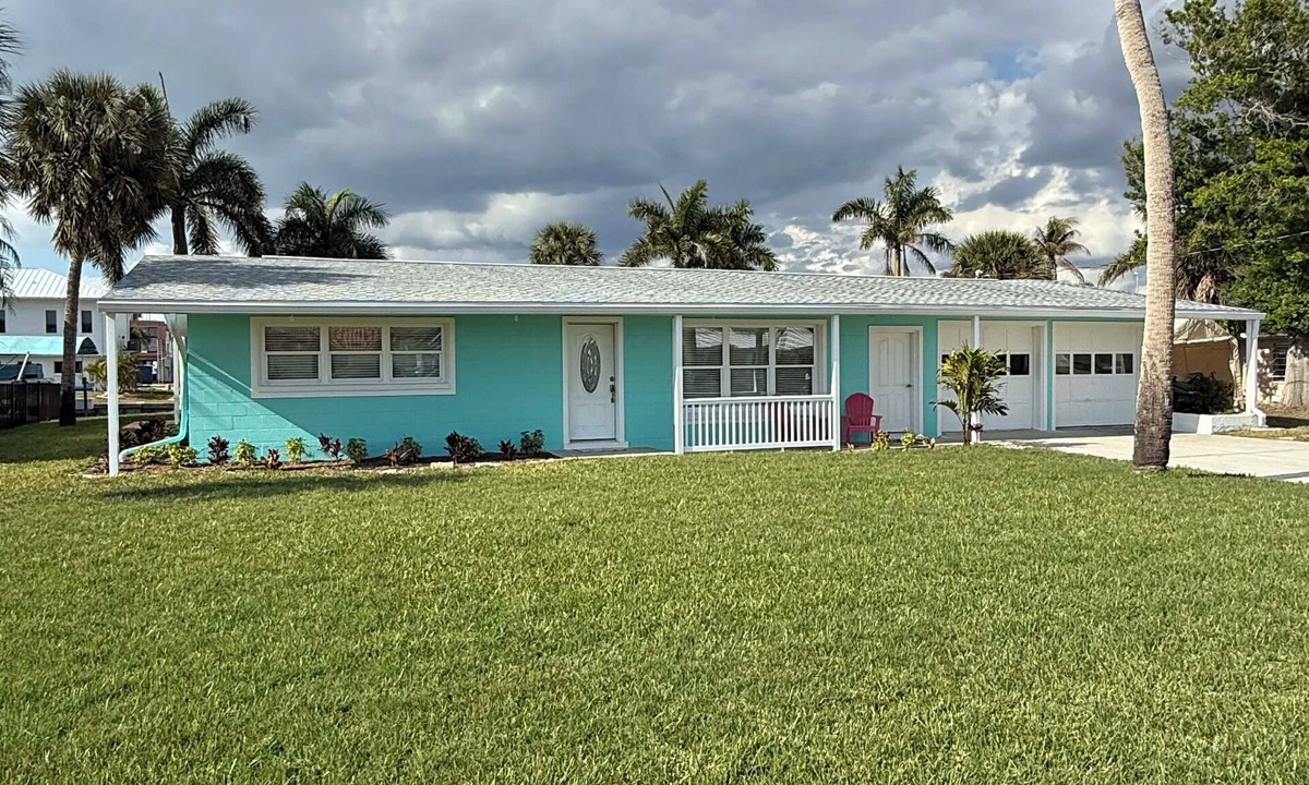 Englewood South House | Waterfront + 2Bed + No Bridge Gulf Access + Dock + Pool ready October 2026!