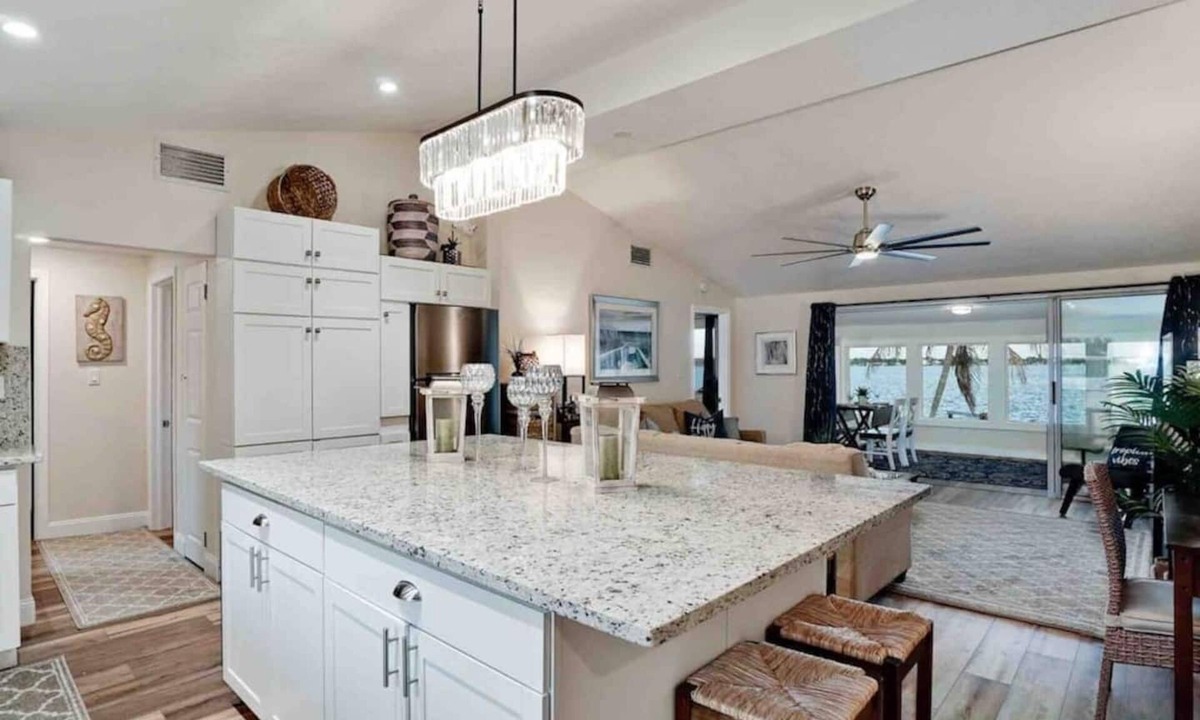 Englewood Villa | Waterfront Bella Vista wows with picturesque views!