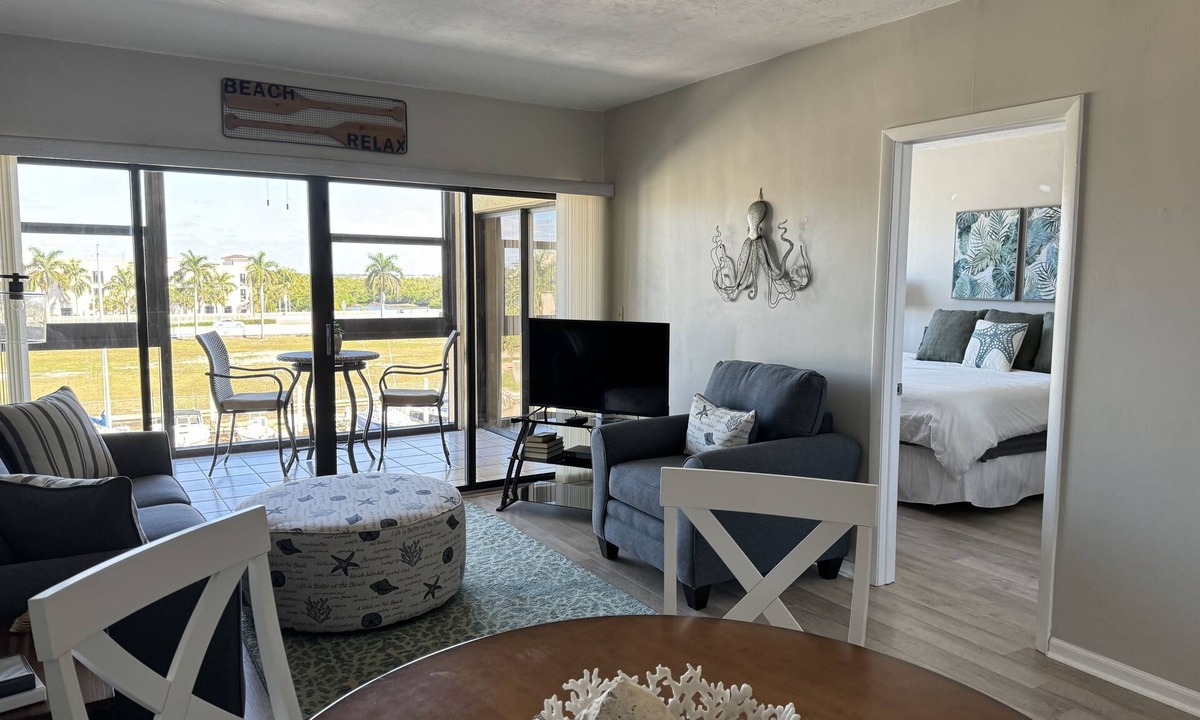 Old Naples Condo | Waterfront Condo, minutes to downtown Old Naples