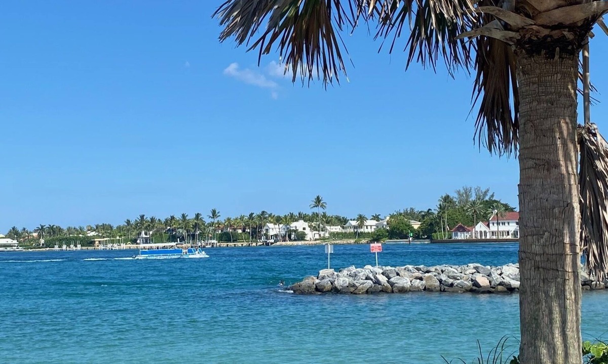 North Palm Beach Apartment | Waterfront Corner 2bd/1ba Apt in NPB