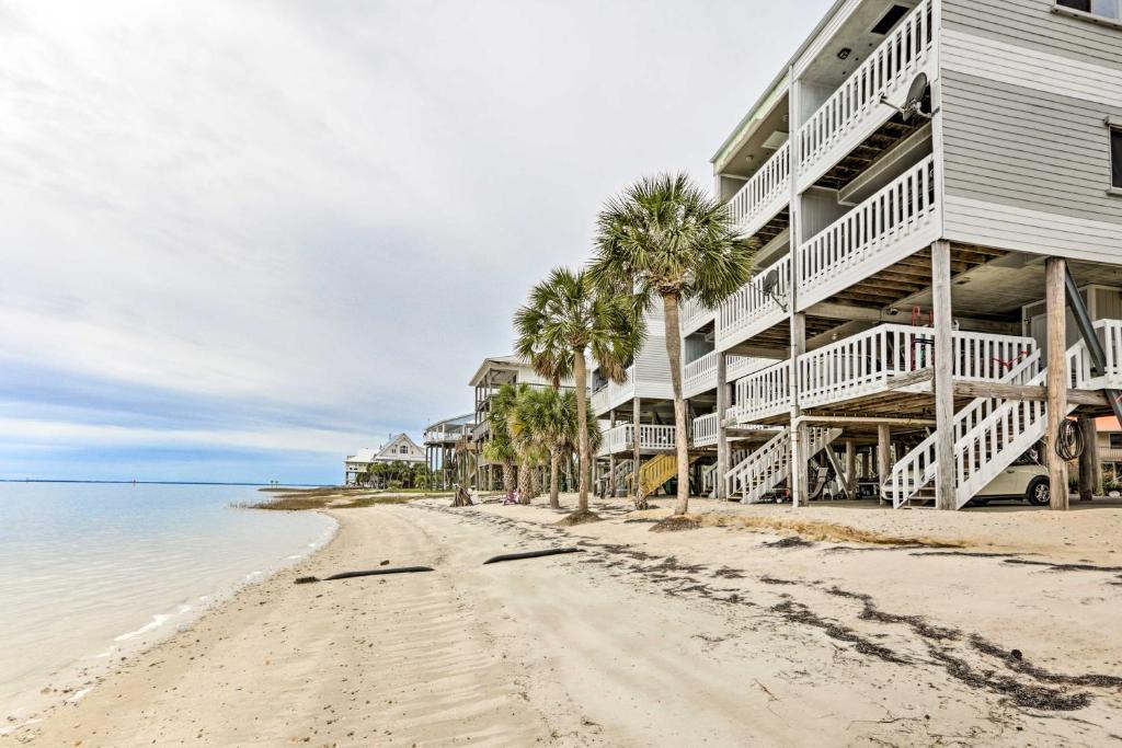 Crawfordville House | Waterfront Escape w/Balcony on Shell Point Beach!