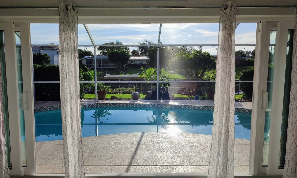Sarasota House | 🦀 Waterfront house with dock & heated pool 🦀 1 mile from Siesta key 🌴