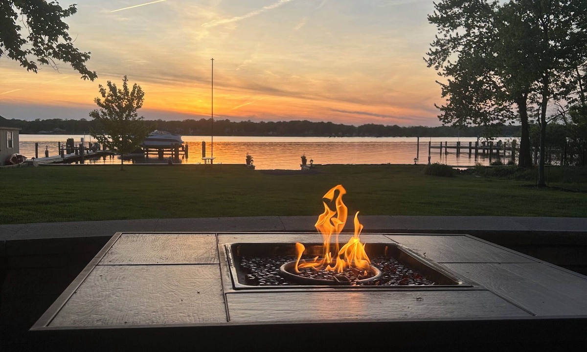 Perryman Apartment | WATERFRONT, PIER, HOT TUB, FIRE TABLE, KAYAKS, AIR HOCKEY, 1 LEVEL