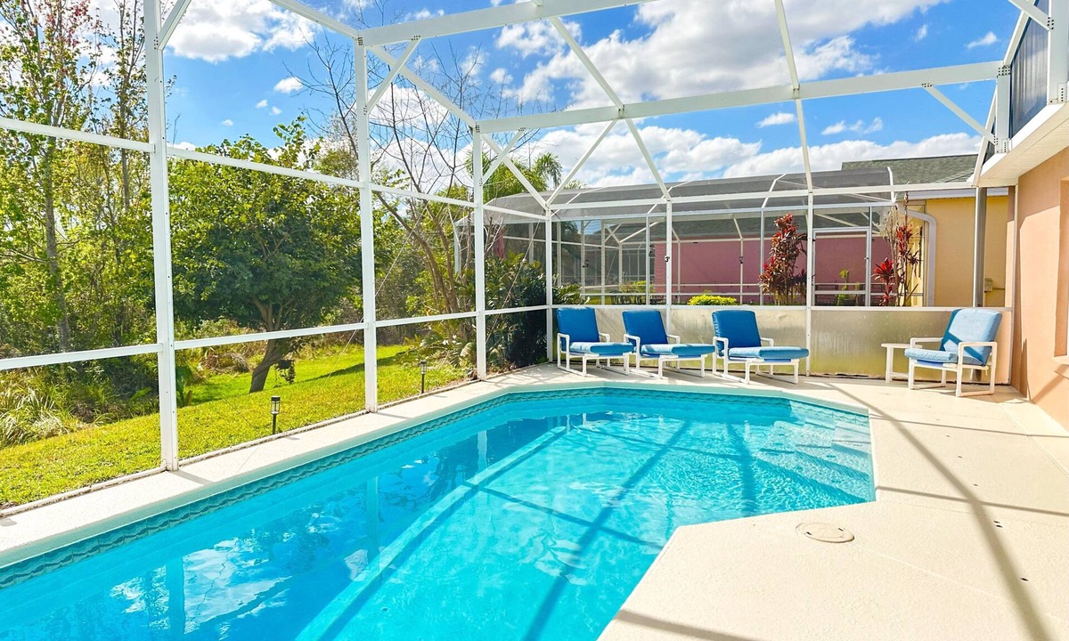 Loughman Villa | Waterfront pool property - 5 rooms - 10 guests
