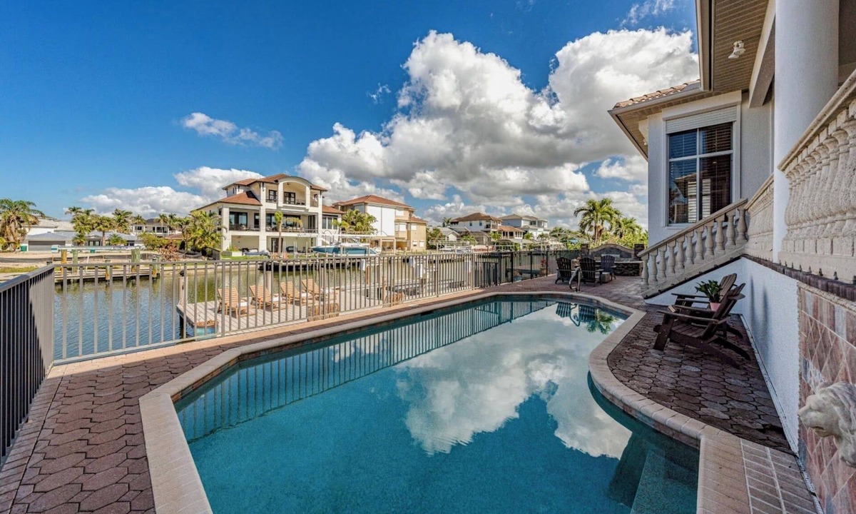 Connors House | 🌴 Waterfront Retreat | Breathtaking Canal Views Pool & Spa