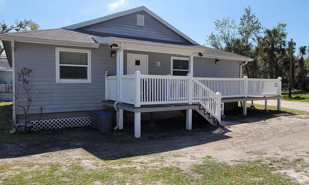 Fort Ogden Cabin | Waterfront Retreat