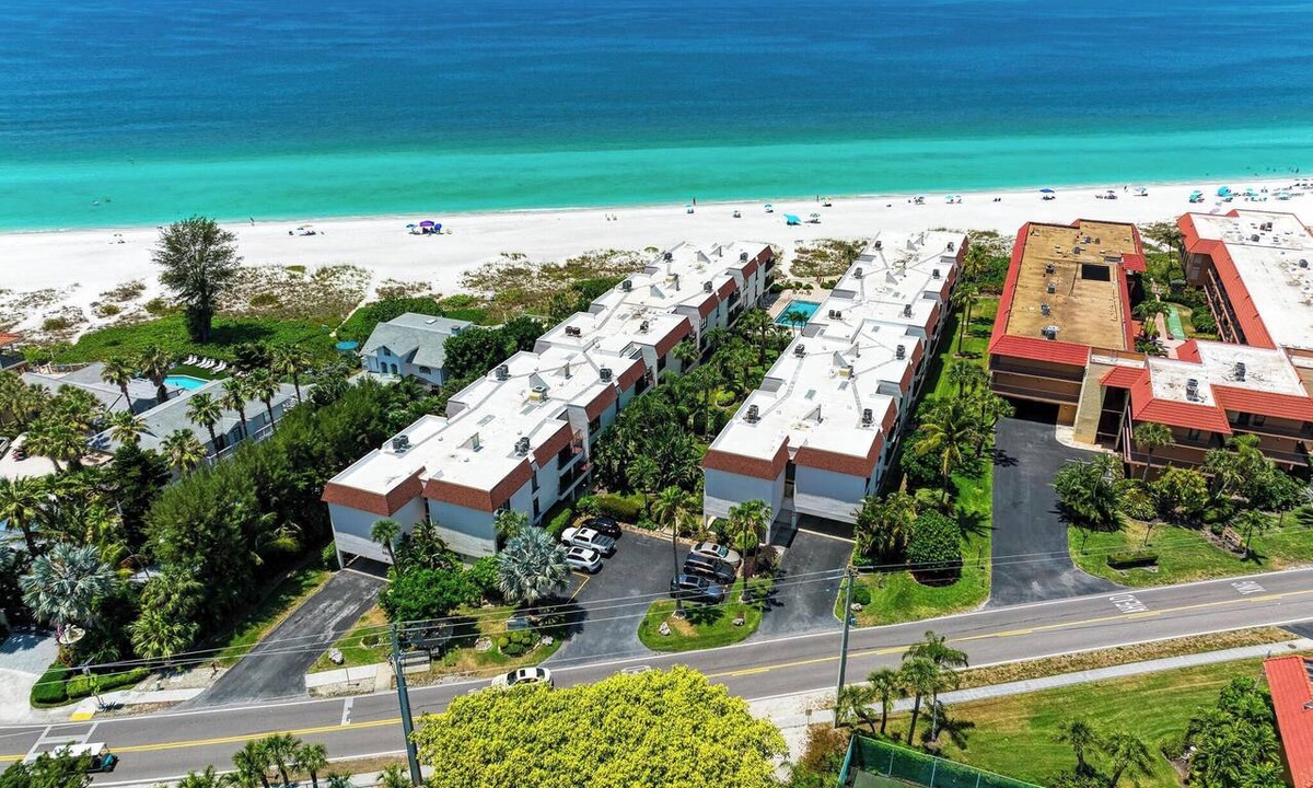 Holmes Beach Condo | WatersEdge208DIRECT GULFFRONT Pool & Tennis – By Island Real Estate