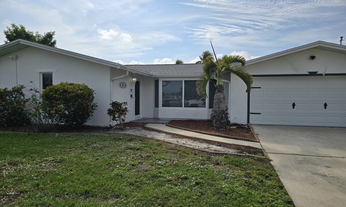 Lochmoor Waterway Estates House | Waterside 4 Bedroom home with pool
