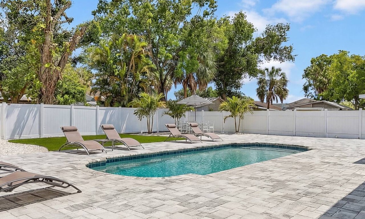 Sarasota House | Welcome to Tropical Breeze Oasis w/heated pool and relaxing back yard & patio