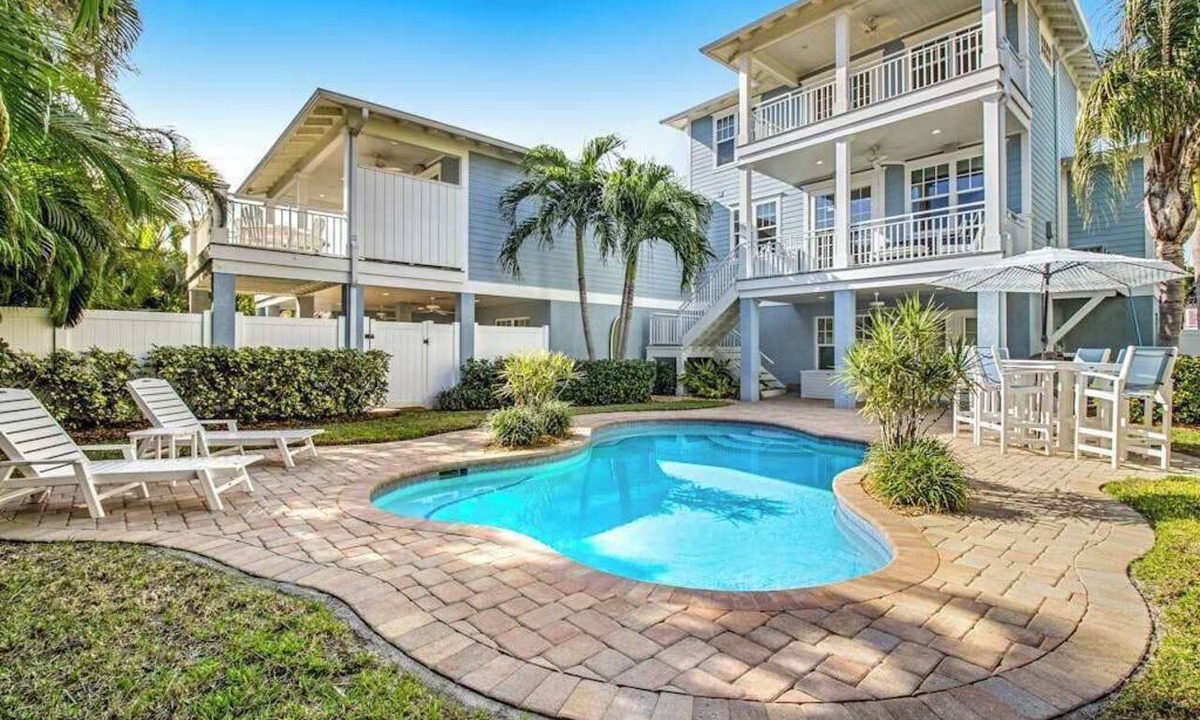 Holmes Beach Villa | Welcoming condo villa close to the beach with private heated pool & WiFi