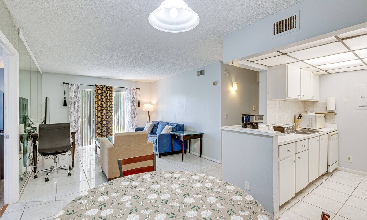 Greenacres Condo | West Palm Beach Condo ~ 8 Mi to Beach & Downtown!