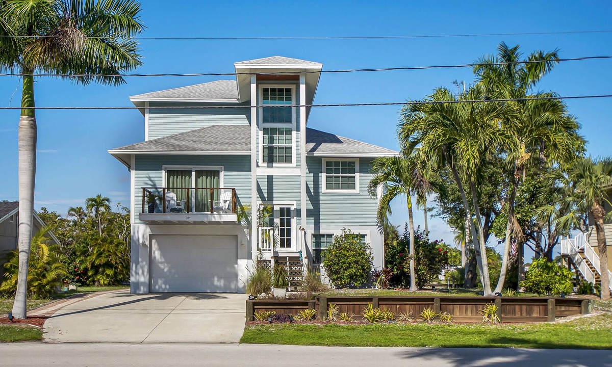 Isles of Capri House | Winter Getaway by the Bay. Direct Water View! Near Marco Island Beaches.