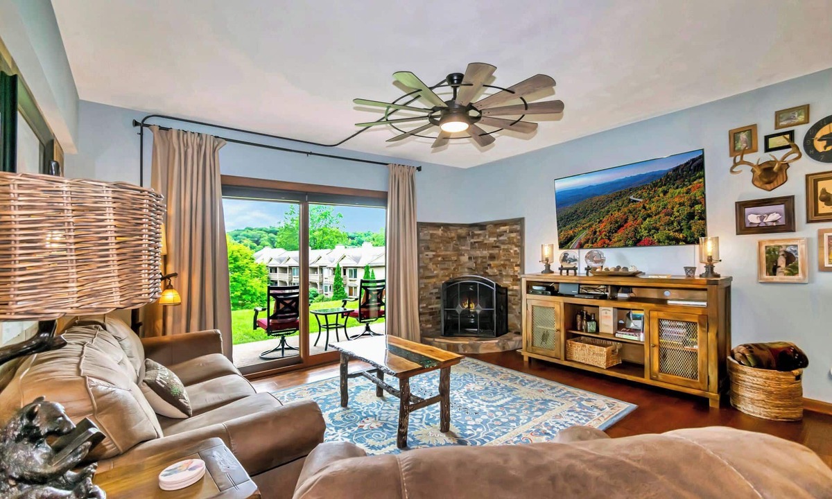 Blowing Rock Condo | Wren 103 | Fireplace, Restaurant, Pool, Spa