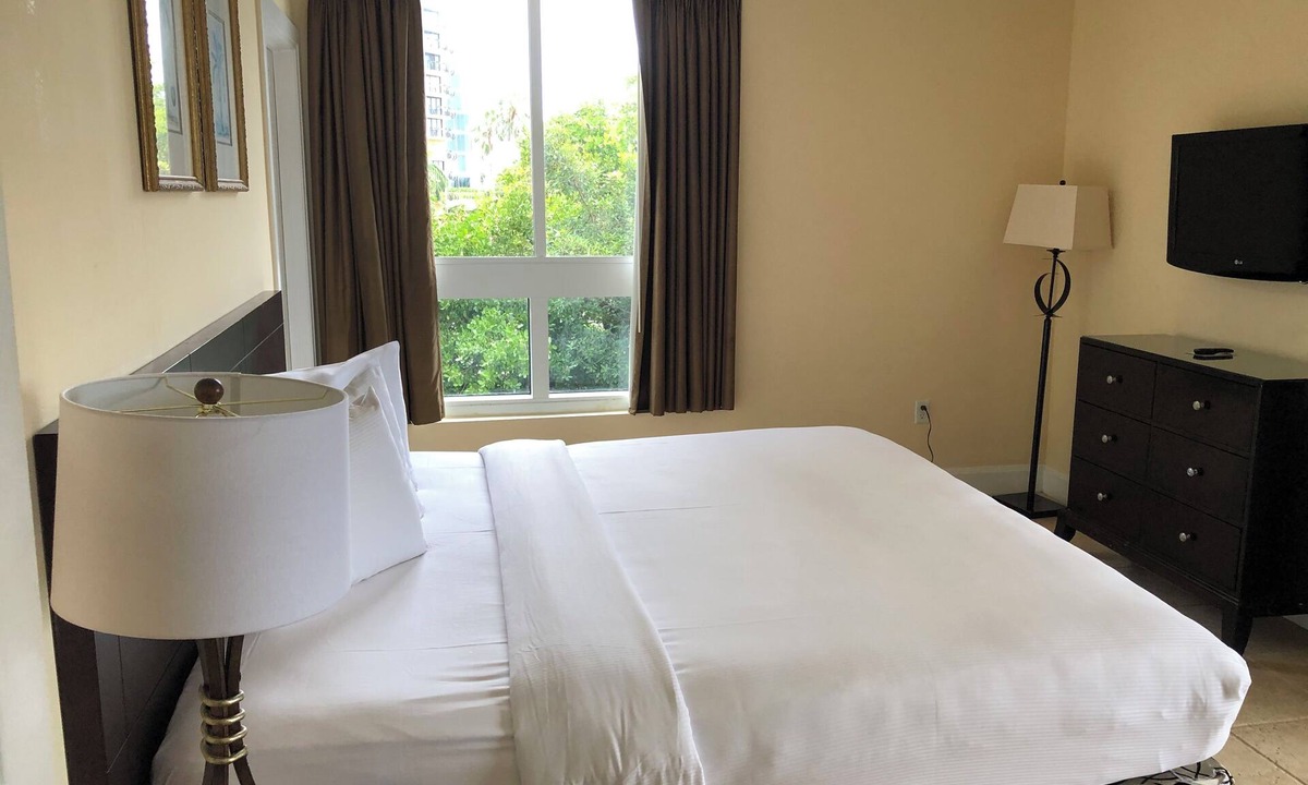 Coconut Grove House | Your Home Away From Home! 3 Amazing Suites with Full Kitchen! Onsite Pool!
