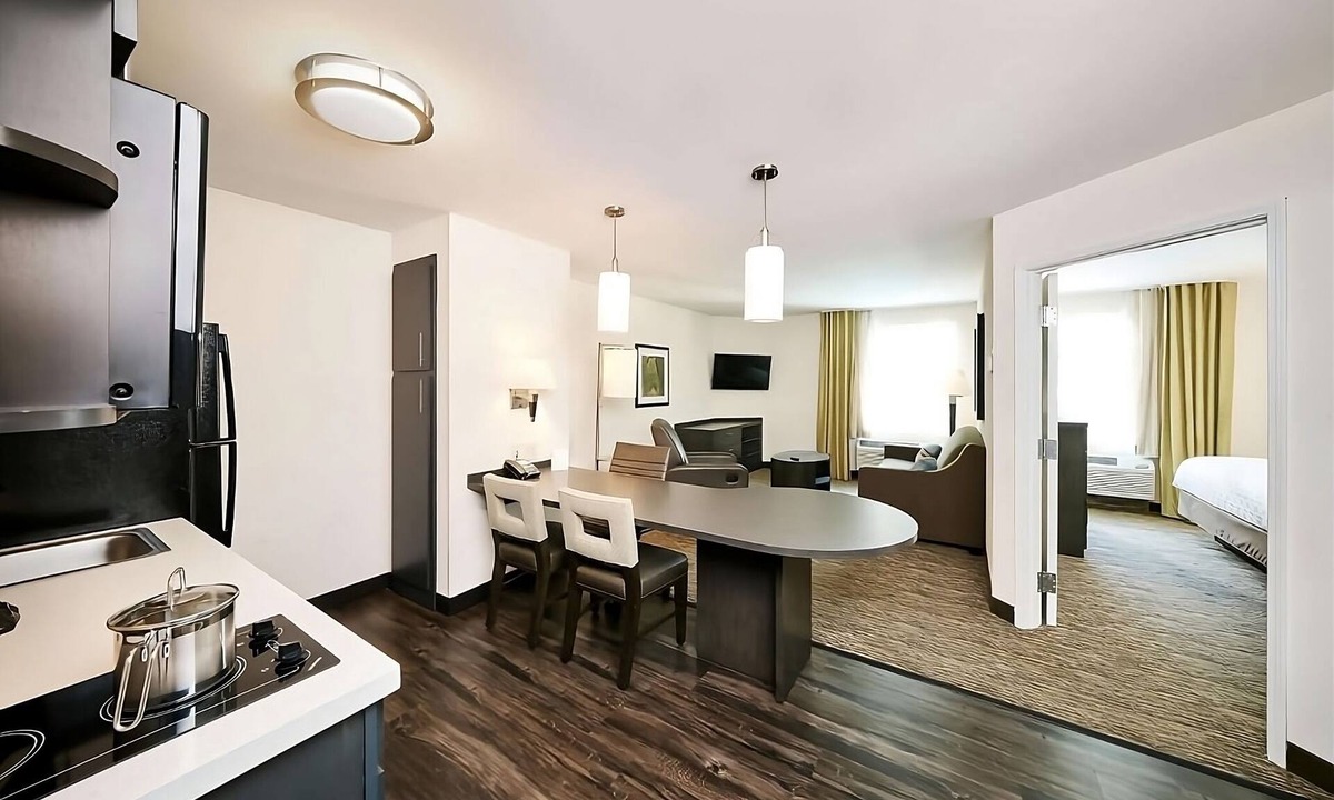 Clearwater Hotel | Your Home Away From Home! Full Kitchen, Outdoor Pool, Free Parking