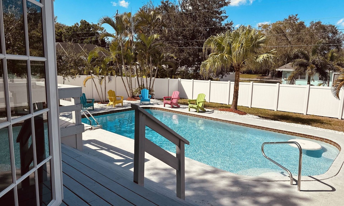 Whitfield House | Your Perfect Westcoast Vacation Getaway 12 guests, Pool, A beautiful deck!